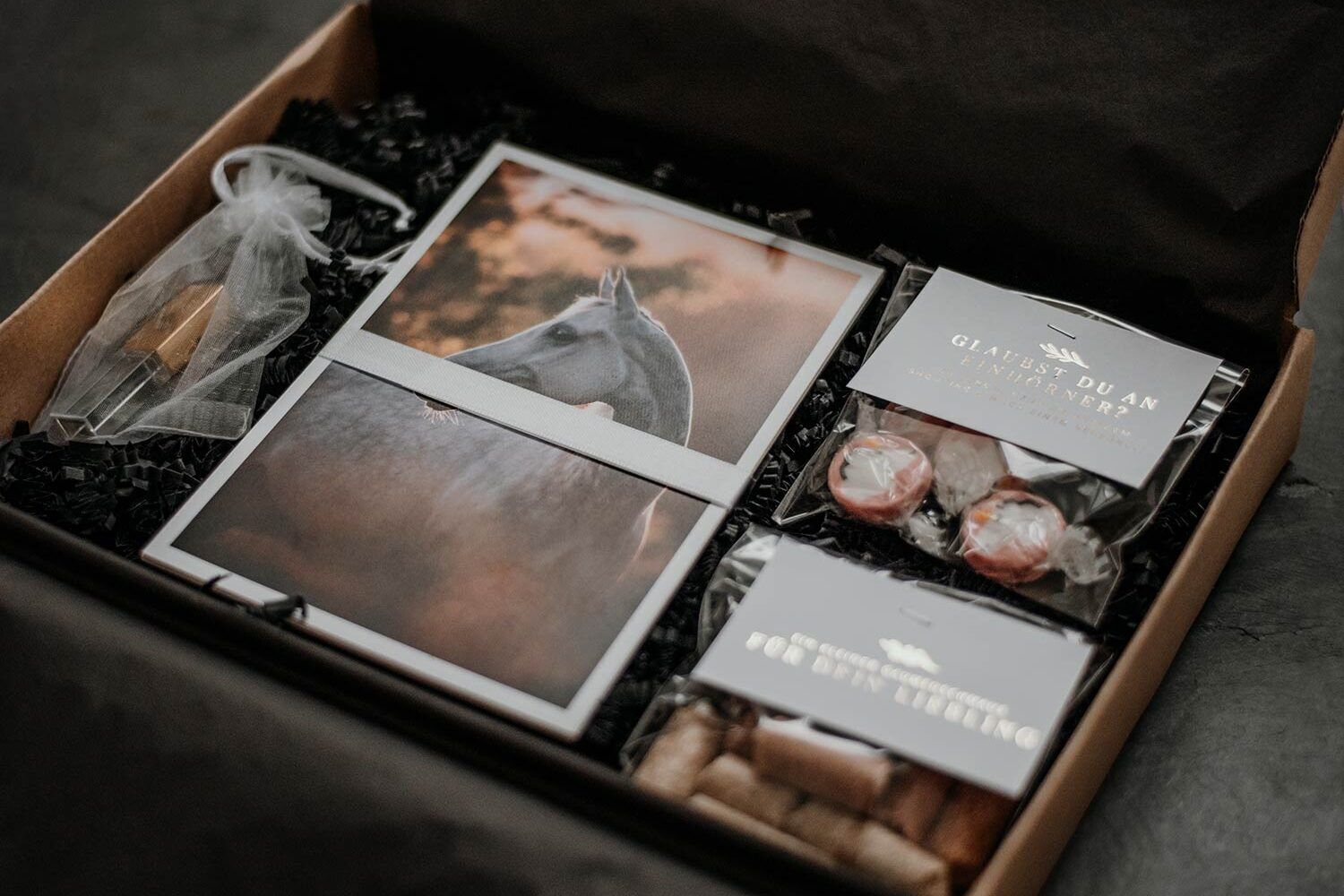 Finales Foto-Paket aus der Pferdefotografie Schweiz mit Foto-Abzügen, USB Stick und kleinen Geschenken